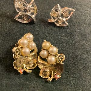 Vintage!! 2 pair of earrings, (1 pair clip on,1 pair screw back) stunning!